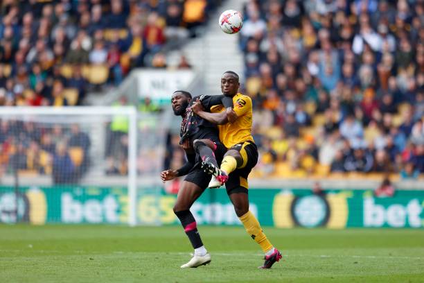 正吸引着越 正吸引着越